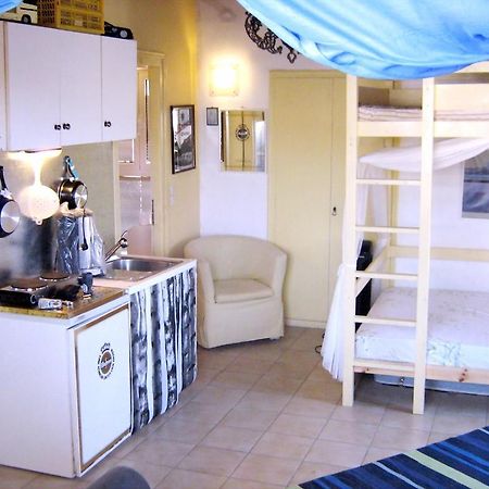 Adonis Guesthouse Batsi Habitación foto