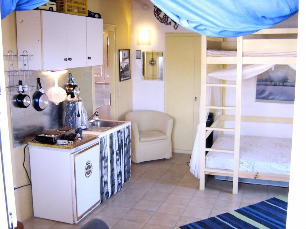 Adonis Guesthouse Batsi Habitación foto
