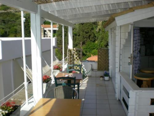 Adonis Guesthouse Batsi Exterior foto